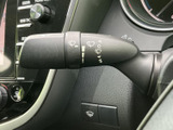 表示がレバー上にまとめられ、必要な操作を手元で確認しやすい仕様です。運転席から扱いやすい位置に配置されており、天候が変わる場面でも操作箇所を見つけやすく安心です。