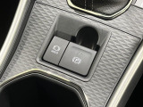 【電動パーキングブレーキ】パーキングブレーキは便利な電動式!ボタン一つで操作でき、アクセルを踏めば自動で解除されます♪レバーやペダルが無いので運転席廻りもすっきりしますね♪