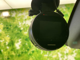 フロントガラス付近に取り付けられたモニター型の機器です。運転席から手の届きやすい位置にあり、機器の状態を確認しやすい配置となっています。車内装備として日々の運転に活用いただけます。