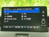 FM・AMをはじめ、USBやBluetooth Audio、スマートフォン連携など、複数の音源を選べます。画面に項目が一覧表示されるため、使いたい音源を探しやすい装備です。