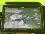 テレビ番組を画面で視聴できる装備です。停車中の休憩時間などに映像を楽しめ、画面の表示で番組の内容も確認できます。お出かけ先での待ち時間にも活用いただけます。