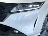 【LEDヘッドライト】悪天候や夜間走行時も良好な視界を確保し安心して運転できる高輝度LEDヘッドライトを装備!点灯速度が早く、消費電力も抑えられています。