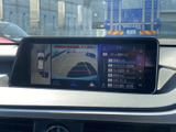 車両周辺の映像や後方の映像を画面で確認でき、駐車時の周囲確認に役立ちます。目安となるガイド線も表示されるため、駐車位置を把握する際に便利。画面上で状況を確かめながら、落ち着いて操作できます。