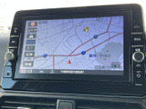 道路や周辺施設が見やすく表示され、現在地と目的地までの位置関係を確認しやすい地図画面です。慣れない道へのお出かけや、日常の移動先を探す際にも活用しやすく、運転前のルート確認をサポートします。