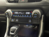 【左右独立オートエアコン】左右独立型、いわゆるデュアルエアコンです。運転席と助手席でそれぞれお好みの温度を設定可能です。