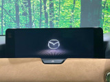 【12.3インチマツダコネクト】車内の雰囲気にマッチした大型ディスプレイ。スマホ接続でのナビ使用やBluetooth再生等、様々な機能が楽しめます。直感的なダイヤル操作が可能で、使い勝手も良好です。