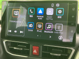 画面には電話やラジオ、テレビ、音楽などの項目が並び、使いたい機能を探しやすい表示です。Android AutoやApple CarPlayの表示もあり、毎日の移動中の情報確認に役立ちます。