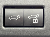 【パワーバックドア】スマートキーや運転席のボタンを押すだけでリアゲートが自動で開閉します!荷物を持っている時や、高い位置にあるバックドアを閉める際に便利な機能です♪