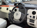 運転席まわりは各部が見渡しやすく、前方の視界も確保しやすい印象です。明るい色合いのシートとドア内張りが、乗り込む方をやさしく迎えてくれます。