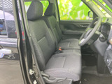 前席はゆったりとした座面と背もたれで、運転席へ自然に座りやすいレイアウトです。窓から光が入り、前方や周囲を見渡しやすい室内で、日々の移動も落ち着いて過ごせます。