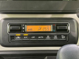 【オートエアコン】一度お好みの温度に設定すれば、車内の温度を検知し風量や温度を自動で調整。暑い&hellip;寒い&hellip;と何度もスイッチ操作をする必要はありません。快適な車内空間には必須の機能ですね♪