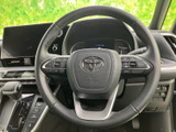 手元に複数のスイッチが配置され、運転姿勢を保ちながら各種機能にアクセスできます。メーターや前方の視界を妨げにくい位置にまとまり、日常の運転をサポートします。