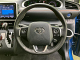 ステアリングには複数のスイッチが備わり、手元で車内機能を扱いやすい構成です。握ったまま必要な操作へアクセスしやすく、運転中の視線移動を抑えたい方にも便利にお使いいただけます。