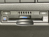 ETC車載器が手の届きやすい位置に収まり、カード挿入口や操作部を確認しやすい配置です。高速道路を利用する際に便利な装備で、車内でのカード管理にも役立ちます。