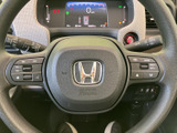 手元には各種スイッチがまとまり、運転姿勢を保ちながら必要な操作を行いやすい配置です。メーターも前方に見やすく収まり、日々の運転をスムーズにサポートします。