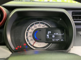 速度計と液晶表示がひと目で確認しやすい位置にまとまり、運転に必要な情報を把握しやすいレイアウトです。表示内容が整理されており、走行中も視線移動を抑えて確認できます。