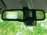 後方の映像をルームミラー内で確認でき、駐車時や狭い場所での後退をサポートします。視線を大きく移さず周囲の状況を把握しやすく、日々の運転で便利にお使いいただけます。