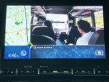 テレビ映像を表示できる画面を備え、停車中の待ち時間などに番組を視聴できます。地図情報や時刻表示も確認できるレイアウトで、休憩中に車内で過ごすひとときをより便利に活用いただけます。