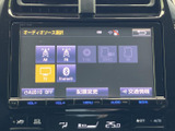 AM・FMやテレビ、Bluetoothなどの選択画面を備え、使いたい音源を画面から選べます。交通情報の項目も表示され、日々の移動に合わせて活用しやすい装備です。