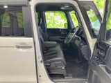 運転席まわりまで見渡しやすく、前席への乗り降りもゆとりを感じる空間です。シートは身体を預けやすい形状で、落ち着いた色合いの室内が日常の移動を心地よく支えます。