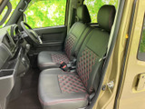 運転席と助手席が並ぶ前席は、座面に赤いステッチのアクセントを採用しています。ドア側から座席や足元まで見渡せるため、乗り込む際の空間の広さや運転姿勢をイメージしやすいです。