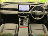 運転席から手の届きやすい位置に画面や操作部がまとまり、メーターも視線の先で確認できます。必要な情報に目を向けやすい運転席まわりです。