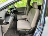 ゆったりしたシートと広い前方視界で、運転席・助手席ともに落ち着いて過ごせる室内です。明るい内装色が開放感を添え、足元にもゆとりが確保されています。