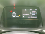 速度やシフト位置などの情報がひと目で確認しやすく、運転中の状況把握をサポートします。表示がまとまった見やすい構成で、乗り始めの方にも日々の運転に安心感をもたらします。