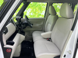 明るい室内と広い窓が、運転席まわりに見通しのよさをもたらします。座面や背もたれにもゆとりがあり、乗り降りしやすく、日常の移動を心地よく支えます。