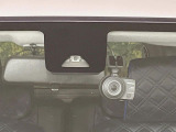 【スマートアシスト】走行中に前方の車両等を認識し、衝突しそうな時は警報とブレーキで衝突回避と被害軽減をアシスト。より安全にドライブをお楽しみいただけます。