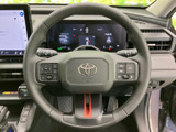握りやすい形状に加え、左右に複数のスイッチを配置。運転姿勢を保ちながら各種機能へアクセスしやすく、手元で操作をまとめたい方にも便利です。