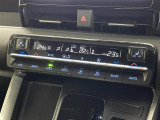 【左右独立オートエアコン】左右独立型、いわゆるデュアルエアコンです。運転席と助手席でそれぞれお好みの温度を設定可能です。
