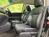 ゆったりとしたシートと落ち着いた色合いで、運転席・助手席ともにくつろぎやすい雰囲気です。窓からの視界も広がり、運転する方だけでなく隣に座る方にも快適にお過ごしいただける空間です。