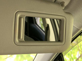 サンバイザーには鏡が備わり、身だしなみを整えたいときに便利です。運転席から手の届く場所にあり、乗車前後の確認にも活用できます。車内で過ごす時間を快適にする、日常にうれしい装備のひとつです。