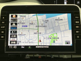 画面上で地図情報を確認でき、周辺の施設や現在地を把握したい場面に便利です。画面まわりには操作ボタンも配置され、目的地の確認やオーディオ選択など日常使いに役立ちます。