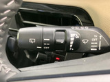表示されたマークから操作内容を確認しやすく、運転中も手元で扱える配置です。天候の変化に合わせて使う装備として、日常の移動を支えるわかりやすい操作部になっています。