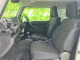 前席はゆったりとした座面と背もたれで、運転席・助手席とも落ち着いて座れる空間です。窓からの見通しも確保され、足元には余裕が感じられます。日常の乗り降りもスムーズに行えます。