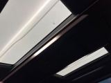 【左右独立ムーンルーフ】2列目左右席にそれぞれ配置されたガラスルーフ!日差しに合わせて片側だけシェードを閉めることも可能です!