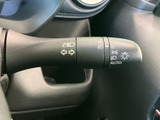 レバー上にライトや方向指示に関する表示がまとまり、運転席から確認しやすい配置です。各種操作の目印が見やすく、日常の運転時に扱いやすい実用的な装備です。