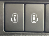 【両側パワースライドドア】スマートキーや運転席のスイッチで後席両側スライドドアの開閉が可能♪電動だから力を入れてドアを開ける必要が無く、小さなお子様でも簡単に開け閉めでき快適です♪