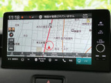 地図上に現在地や周辺の道路が表示され、目的地までのルート確認に役立ちます。画面内に地名や地図の表示設定もまとまり、行き先を探す際に便利です。