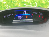 速度や各種表示を運転席前方で確認でき、必要な情報をひと目で把握しやすいメーターまわりです。表示が見やすくまとめられており、運転中も視線の移動を抑えやすい配置です。