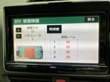 テレビの受信状況を画面で確認でき、停車中には映像やテレビ番組を視聴できます。チャンネルの切り替えや再検査の表示もわかりやすく、休憩時間の楽しみに活用できます。