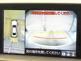 【パノラミックビューモニター】専用のカメラにより、上から見下ろしたような視点で360度クルマの周囲を確認することができます☆死角部分も確認しやすく、狭い場所での切り返しや駐車もスムーズに行えます。