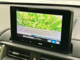 画面には車両後方の映像とガイドラインが表示され、駐車時の周囲確認をサポートします。目安となる線を見ながら後方の様子を確かめられるため、狭い場所での駐車にも役立つ装備です。