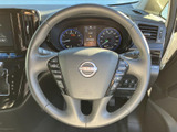 手元にスイッチがまとまり、運転姿勢を大きく変えずに各種機能へアクセスしやすい構成です。メーターとの位置関係も自然で、必要な情報を確認しながら落ち着いて運転に集中できます。