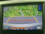 車両後方の様子を画面で確認でき、ガイドラインも表示されています。駐車時に周囲との距離感をつかむ手助けとなり、バックでの車庫入れや狭い場所での取り回しに便利です。