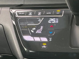 【オートエアコン】一度お好みの温度に設定すれば、車内の温度を検知し風量や温度を自動で調整。暑い&hellip;寒い&hellip;と何度もスイッチ操作をする必要はありません。快適な車内空間には必須の機能ですね♪