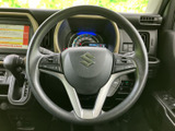 ステアリングには複数のスイッチが配置され、運転姿勢を保ったまま各種操作に手を伸ばしやすい設計です。メーターとの位置関係も確認しやすく、毎日の運転で便利に活用いただけます。