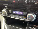 【オートエアコン】一度お好みの温度に設定すれば、車内の温度を検知し風量や温度を自動で調整。暑い&hellip;寒い&hellip;と何度もスイッチ操作をする必要はありません。快適な車内空間には必須の機能ですね♪